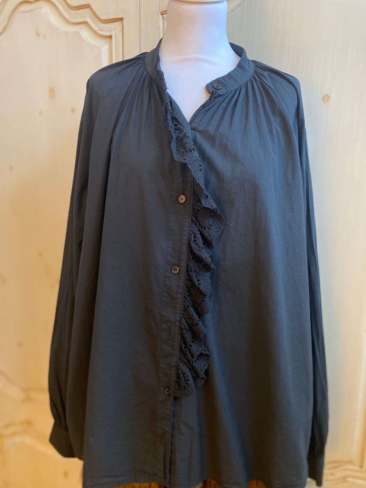 Blouse Clara noir convient du 40 au 48